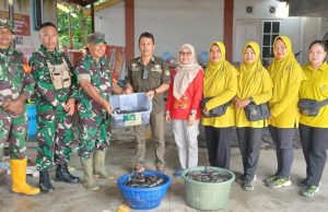 Dandim 1013 MTW Berikan Bantuan 100 KG Ikan Lele untuk Dimasak di Dapur Umum Posko Banjir