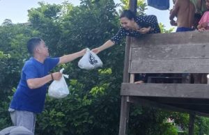 Kades Danau Usung Salurkan Bantuan Makanan Kepada Warganya Korban Banjir