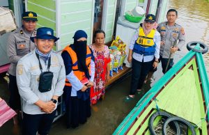 Pemkab Salurkan Bantuan dan Beri Pelayanan Kesehatan Gratis kepada Warga terdampak Banjir di Puruk Cahu Seberang