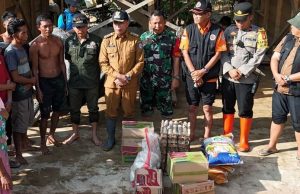 Penjabat Bupati Bersama Unsur Forkopimda Salurkan Bantuan di Dua Desa yang Terdampak Banjir