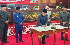 Bupati Heriyus Teken Dokumen Raperda tentang APBD Perubahan Tahun Anggaran 2025