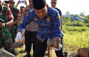 Dilaksanakan Serentak, Wabup Lakukan Peletakan Batu Pertama Pembangunan Koperasi Merah Putih di Desa Bahitom